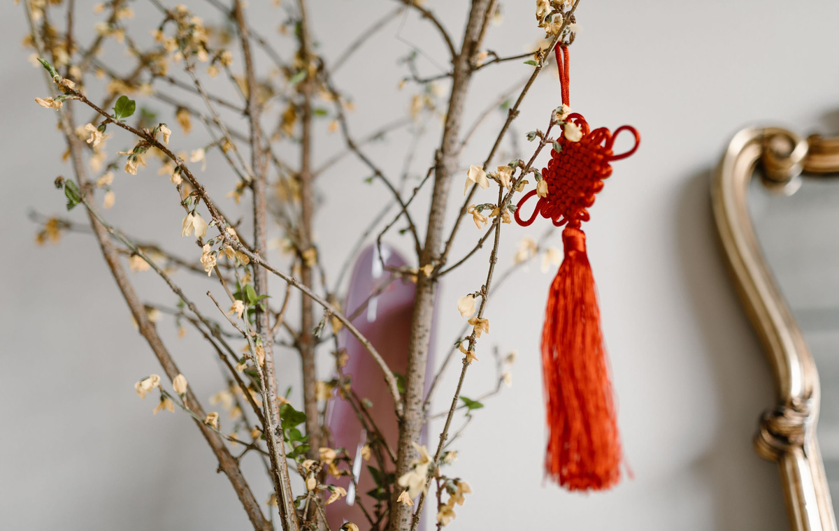Chinese knot hanging guide red knot hanging in an entryway